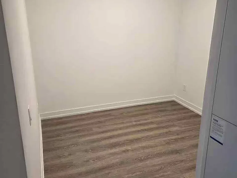 771 Yonge St W #1002 — Photo 7