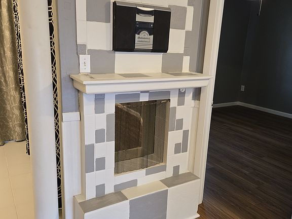 Faux fireplace in the livingroom with built in stereo