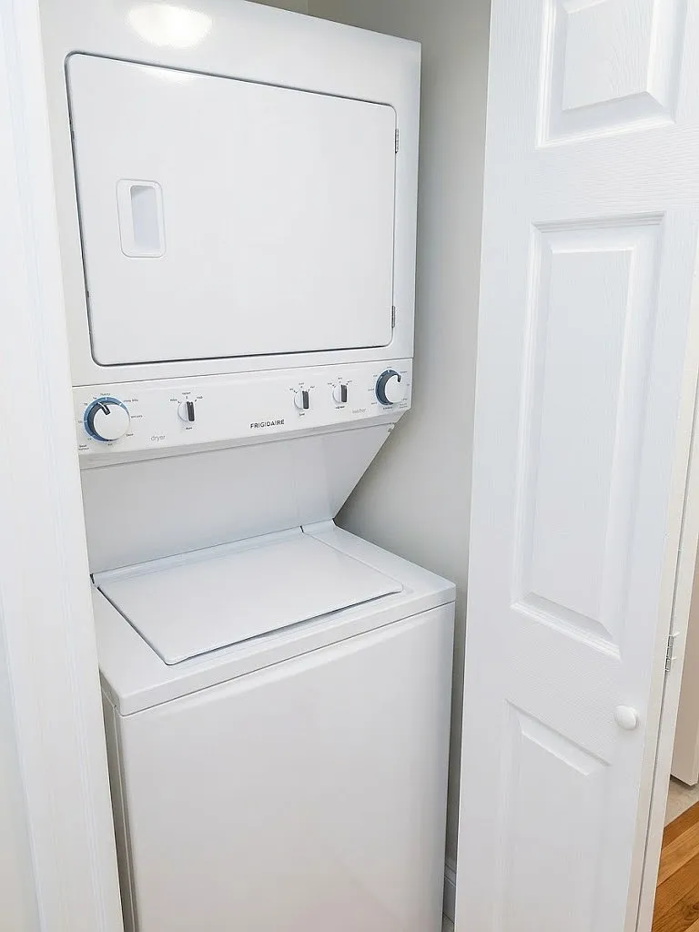2 bed, 750 sqft, $2,292 — Photo 3