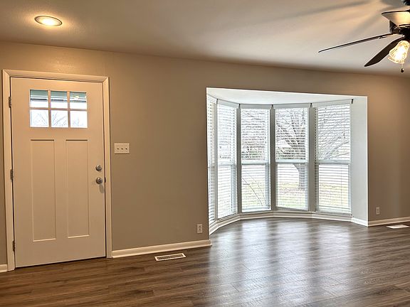 4th image of 301 Crestview Dr