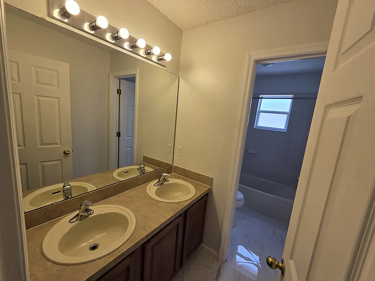330 Aldershot Ct — Photo 22