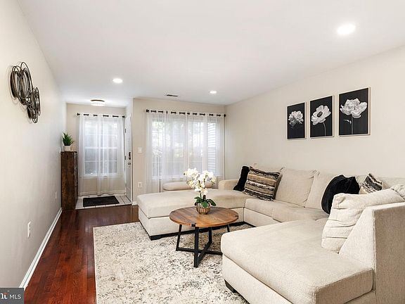 3rd image of 604 Crest Stone Cir