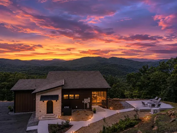 629 Peaks Dr, Hayesville, NC 28904