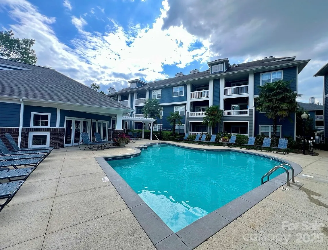 2 bed, 906 sqft, $2,400 — Photo 2