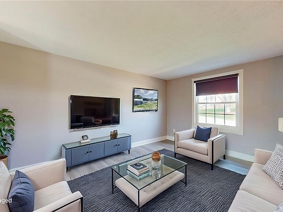 3rd image of 16 Quail Hill Rd