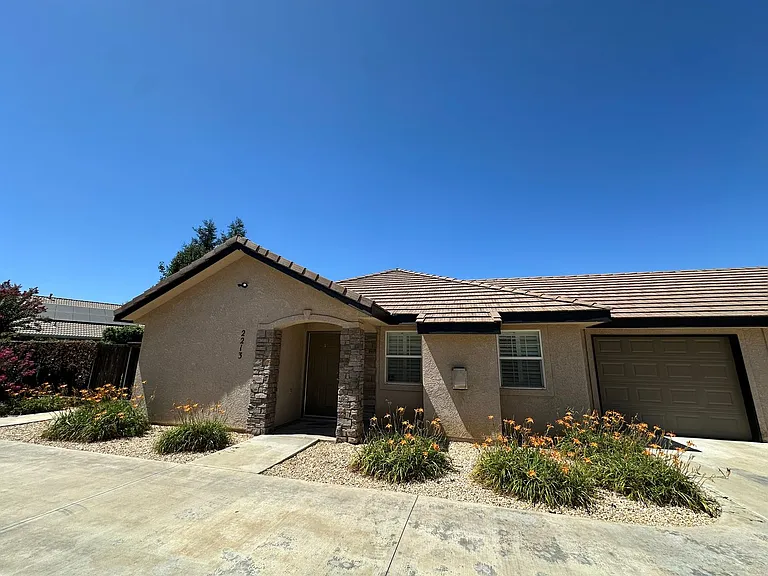 2207-2213 N Vickie Ct — Photo 1