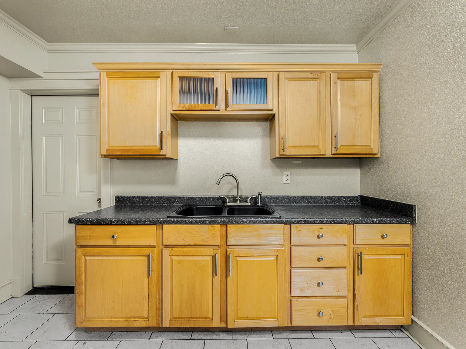 3 bed, 942 sqft, $2,000 — Photo 4