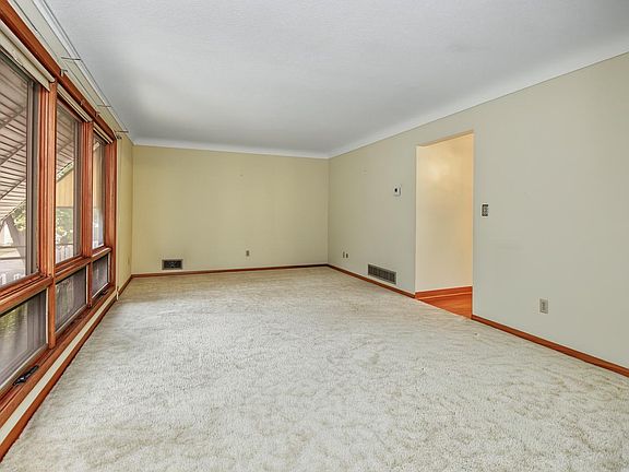 2nd image of 830 Pedersen St