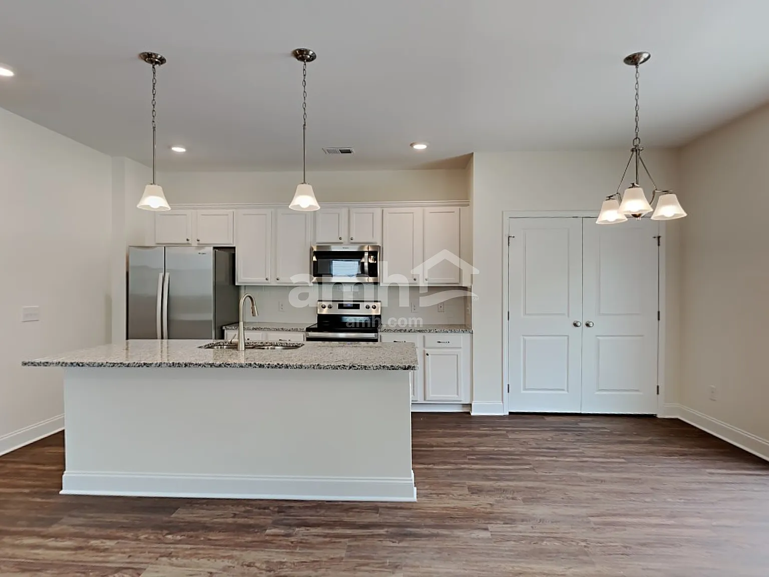 4 bed, 2.5 bath, 1977 sqft, $2,530 — Photo 3