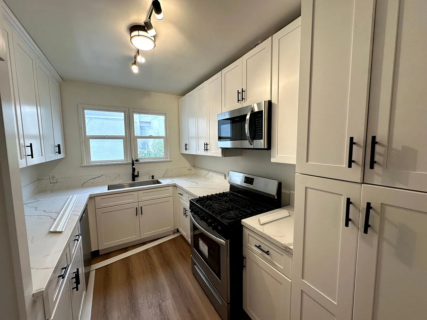 Spacious modern 1 bed - 1 bath unit with Washer/Dryer and Parking in prime Studio City ! — Photo 4