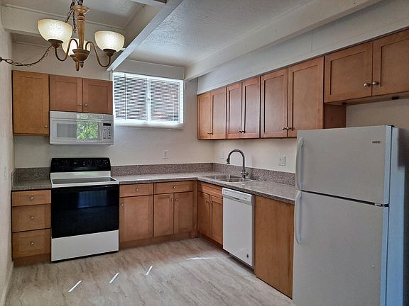 3rd image of 200 Park View Dr