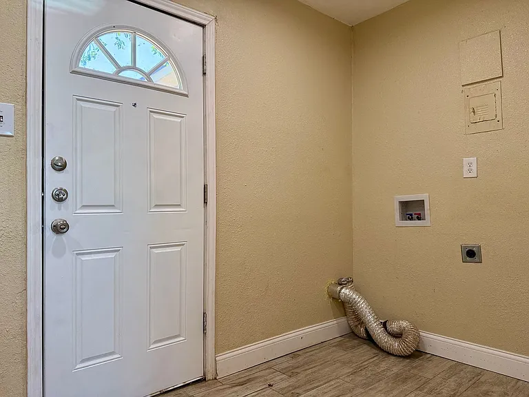 609 Howard Dr — Photo 10