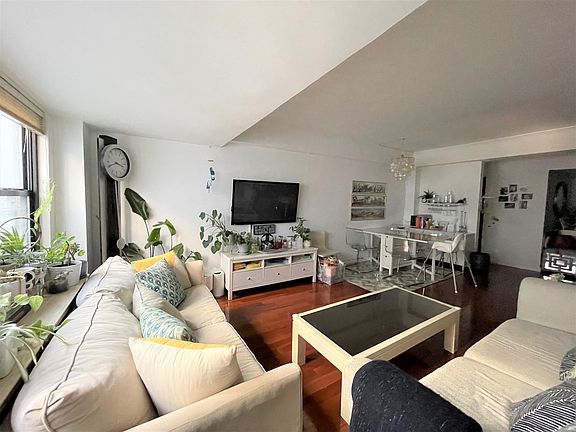 3rd image of 140 E 56th St APT 10K