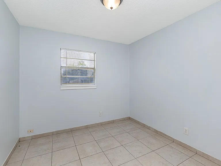 2229 Bryan St — Photo 9