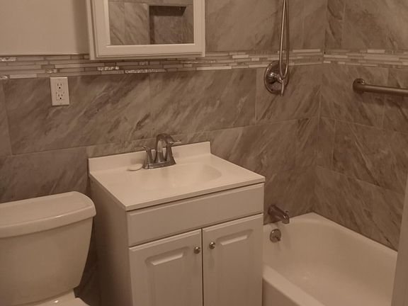 4th image of 663 Clarence Ave Floor 1
