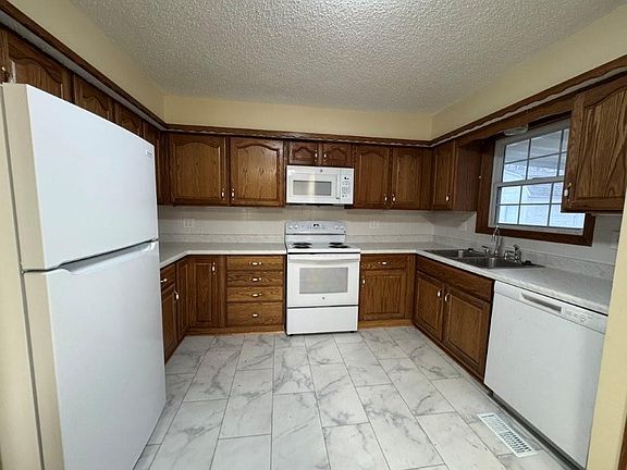 5th image of 1120 N Redwood Dr