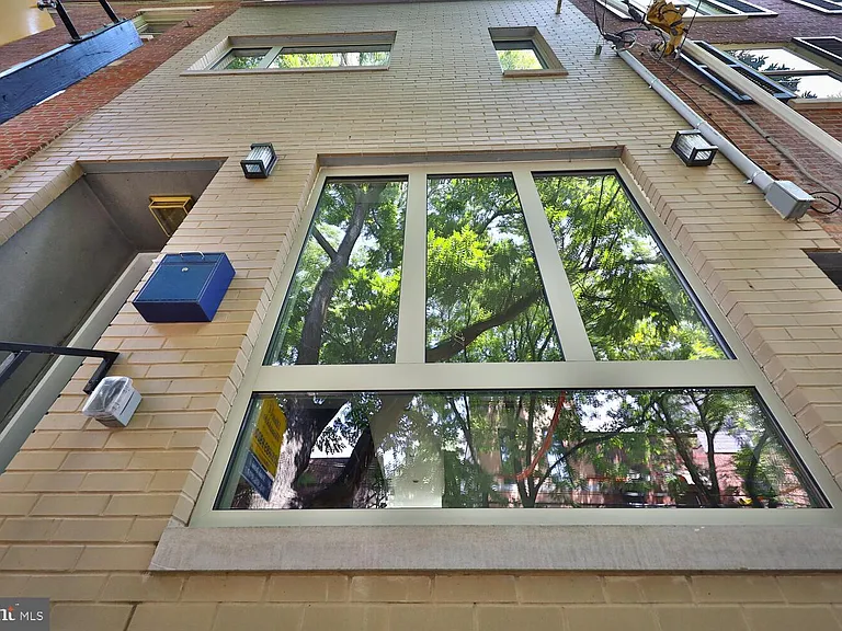 725 S 6th St — Photo 37
