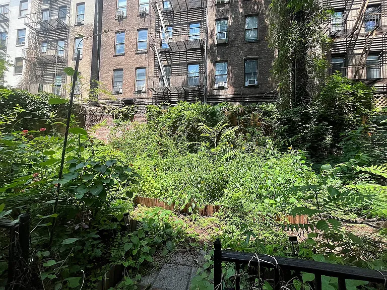 445 W 46th St #AA — Photo 9