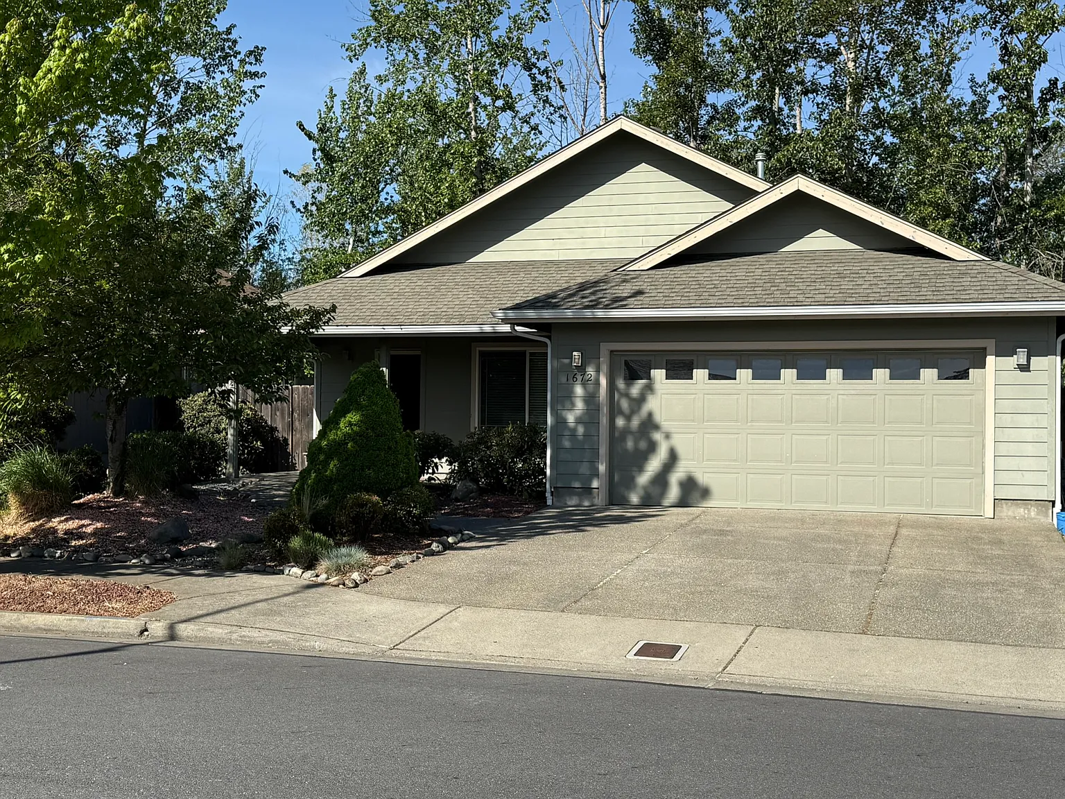 3 bed, 1586 sqft, $1,900 — Photo 1