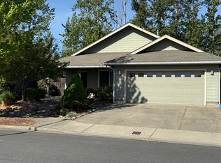 1672 SW Waterstone Dr, Grants Pass, OR 97527