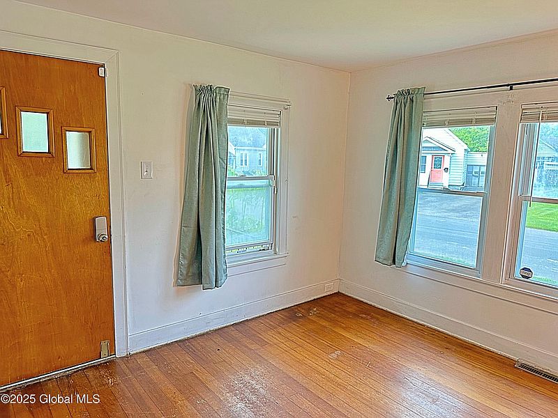 4th image of 3041 Granville Avenue