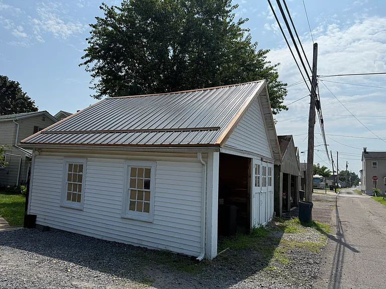976 E Market St — Photo 13