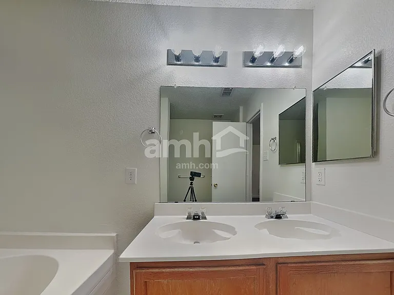 8724 Hunters Creek Ct — Photo 10