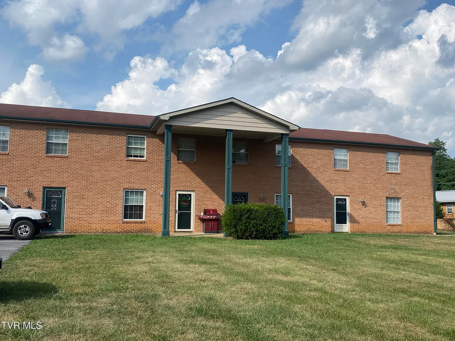 3 bed, 900 sqft, $1,100 — Photo 1