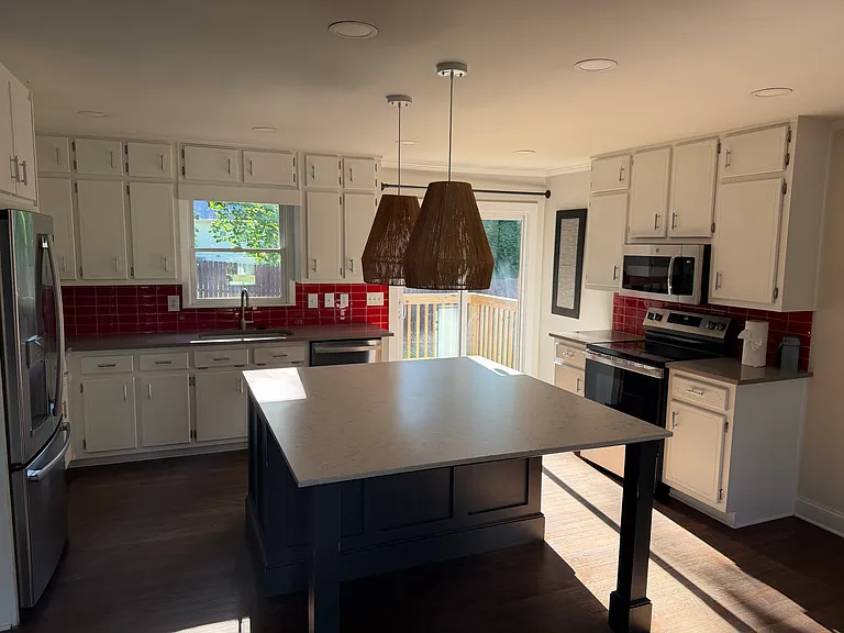 3270 Glasco Dr — Photo 4