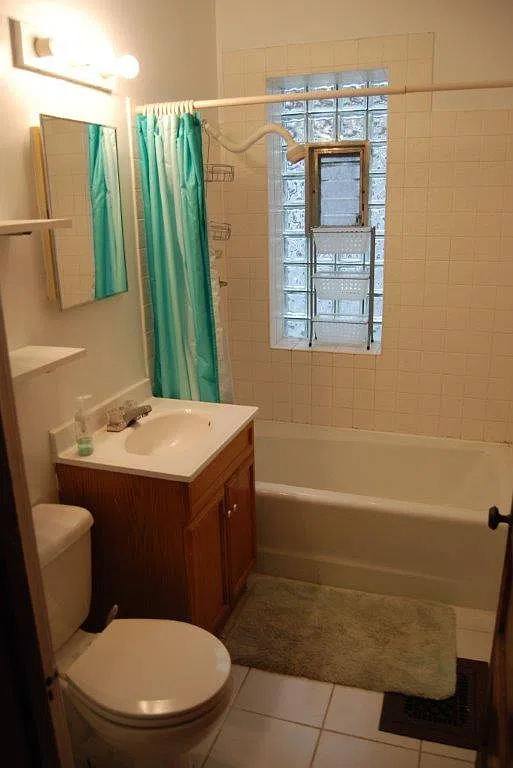 Two Great Apartments 6 Bed / 2 Bath Near Northwestern University — Photo 2