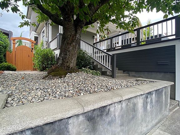 Side gate to back yard.