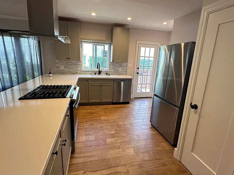 845 N Kilkea Dr — Photo 26