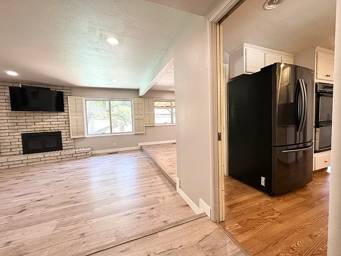 3 bed, 2.0 bath, 1708 sqft, $3,945 — Photo 4