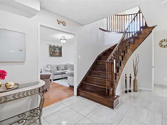 3rd image of 936 N Talbot Rd