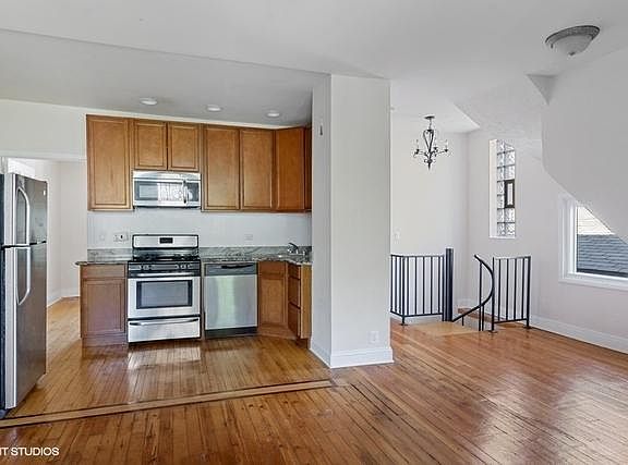 4th image of 739 W Melrose St #Ch1