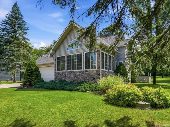 10288 Carmer Rd, Fenton, MI 48430