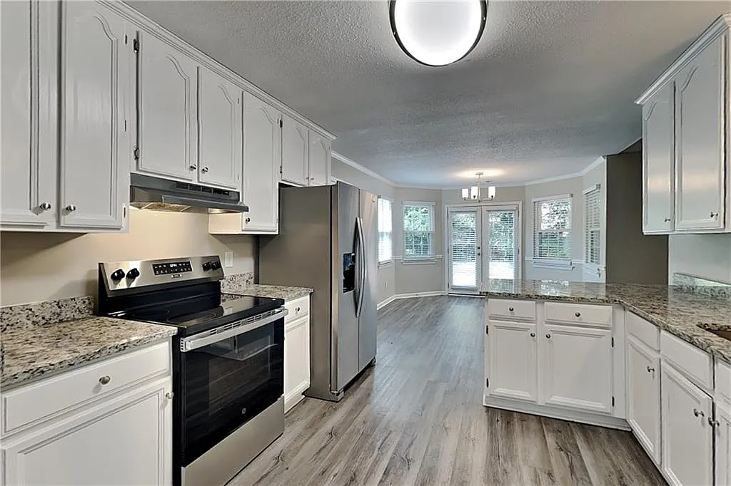 3 bed, 2.0 bath, 2601 sqft, $2,095 — Photo 4