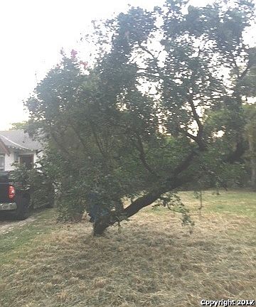 4th image of 916 Aganier Ave