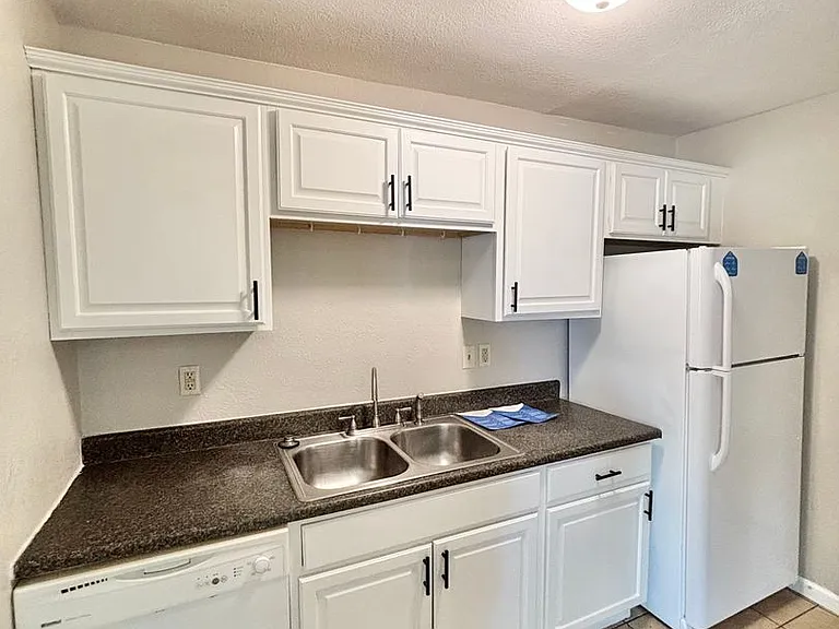 5th Avenue Apartments — Photo 10