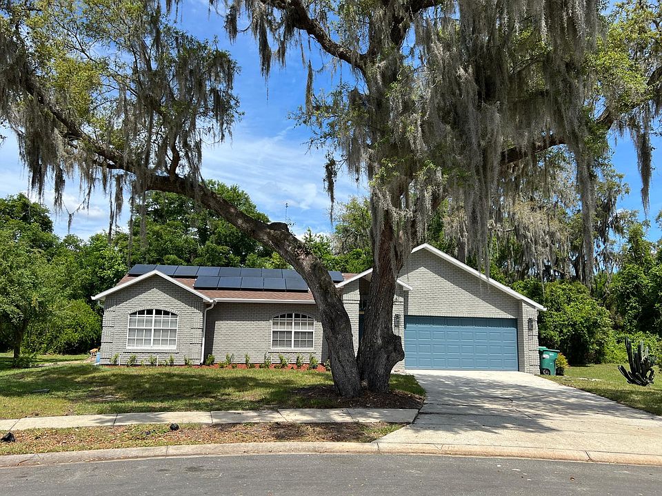 Gorgeous front of the house!!
(Middle of Cul de sac)