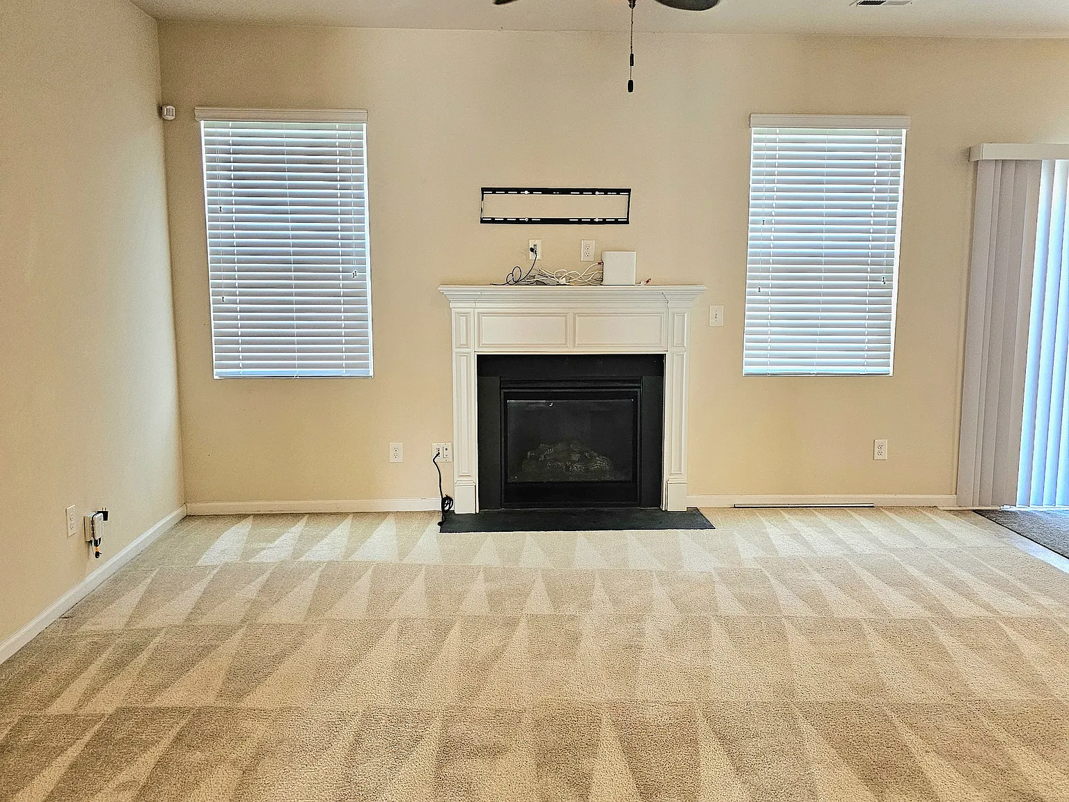 3 bed, 2.5 bath, 1933 sqft, $2,100 — Photo 3