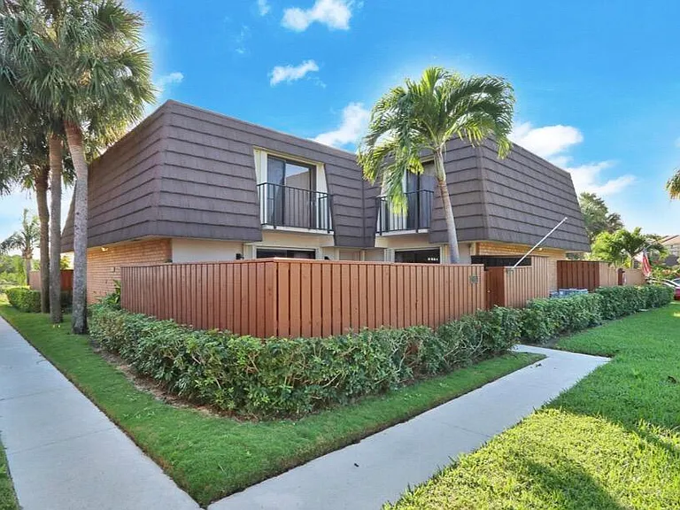2117 21st Ct — Photo 2