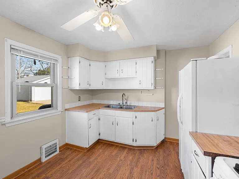 2438 Brookdale Ave — Photo 10