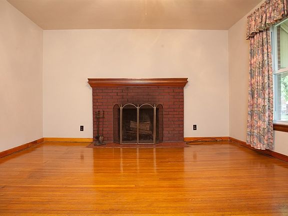 3rd image of 1918 E Blackford Ave