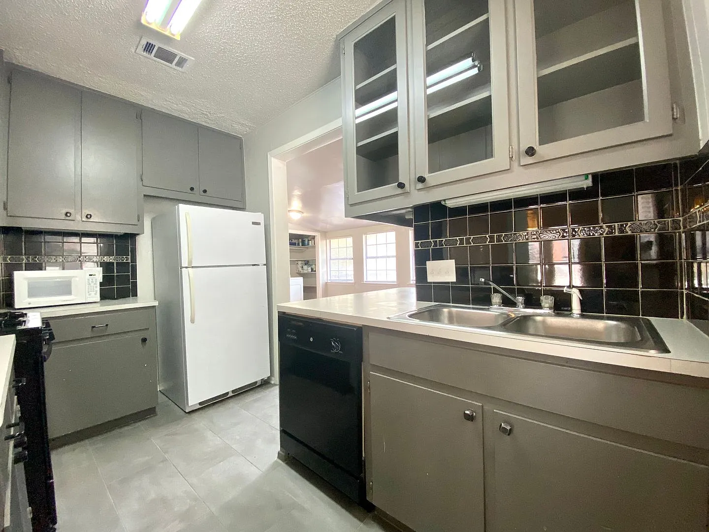 30th-407 E — Photo 4