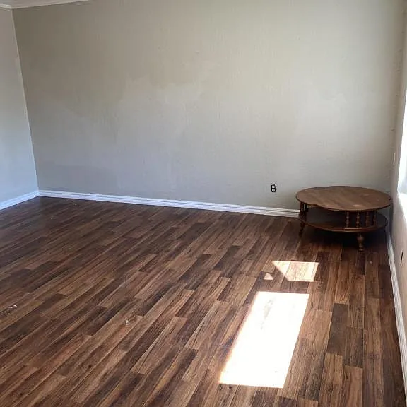 114 W B St — Photo 2