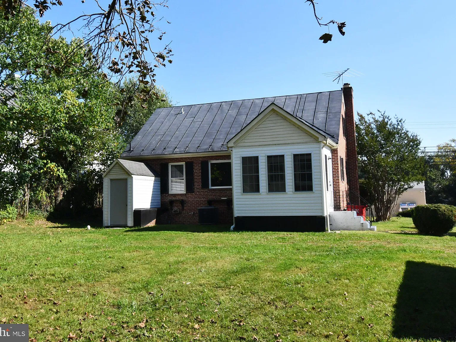 3 bed, 2.0 bath, 1283 sqft, $2,100 — Photo 2