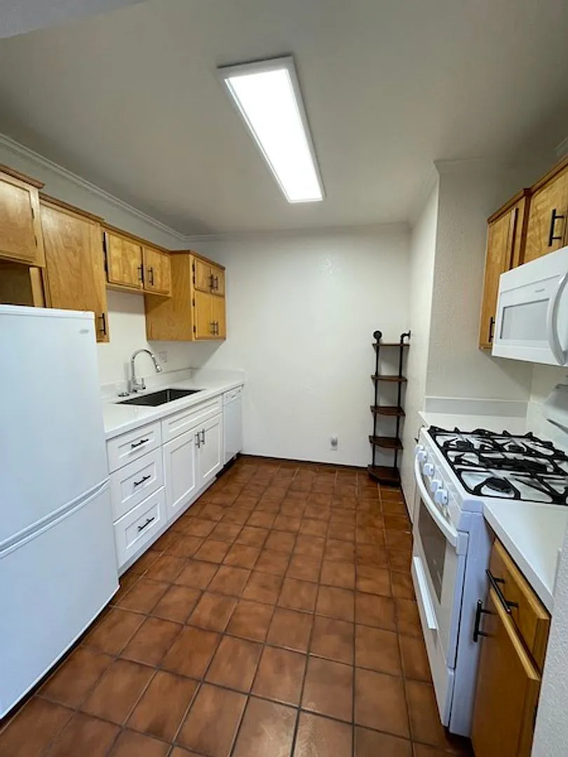 Quiet 2bd/2bath Condo with garage off of Myrtle — Photo 3