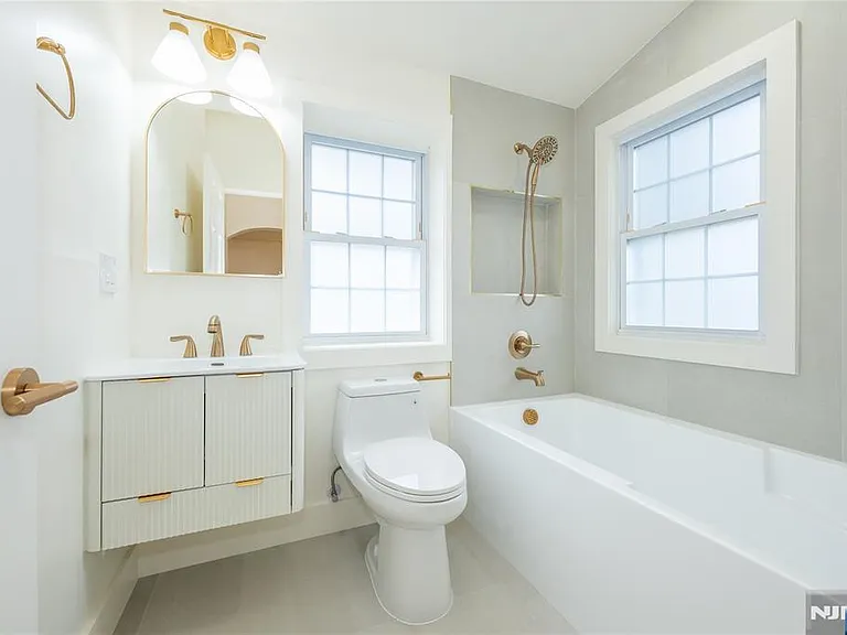 231 Waverly Pl — Photo 9
