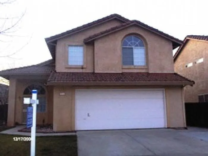 325 Waddell Way photo 1